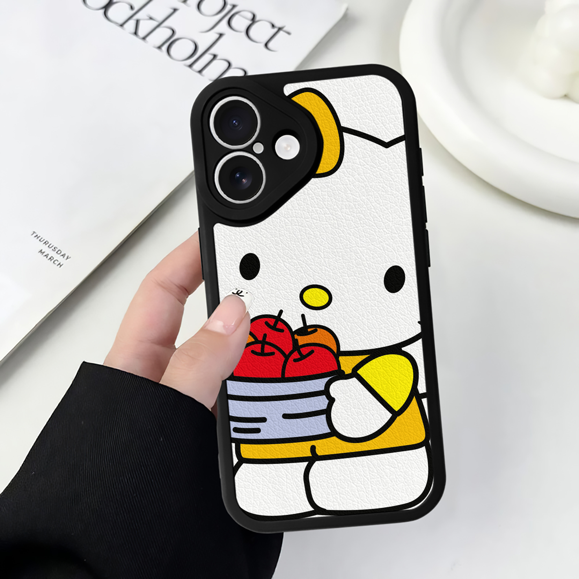（画像用） Hello Kitty ハローキティ 【iPhone 16シリーズ対応】シリコンスマホケース（レザー調） 材質：シリコン